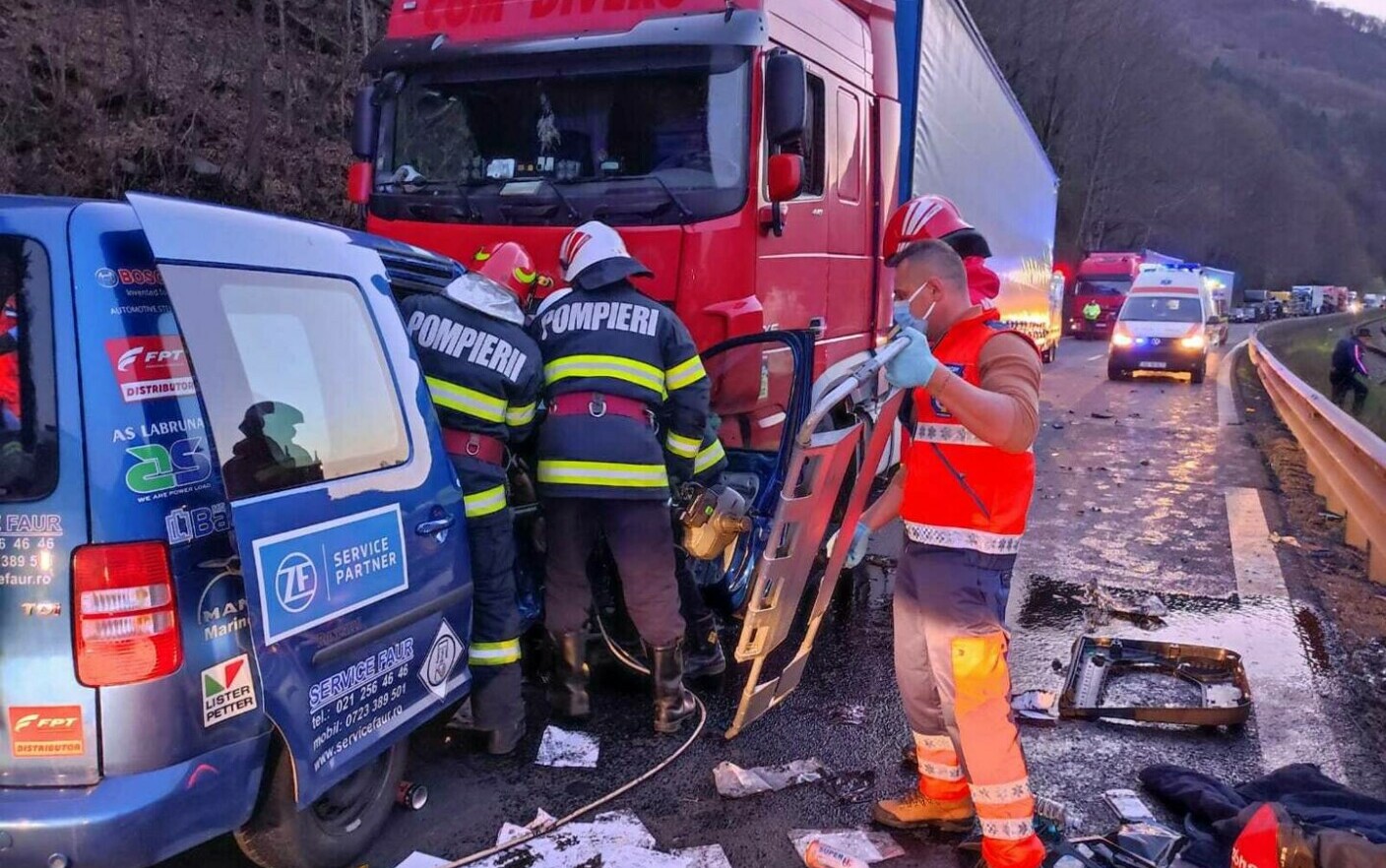 Grav accident pe Valea Oltului soldat cu doi morți Un bărbat a intrat