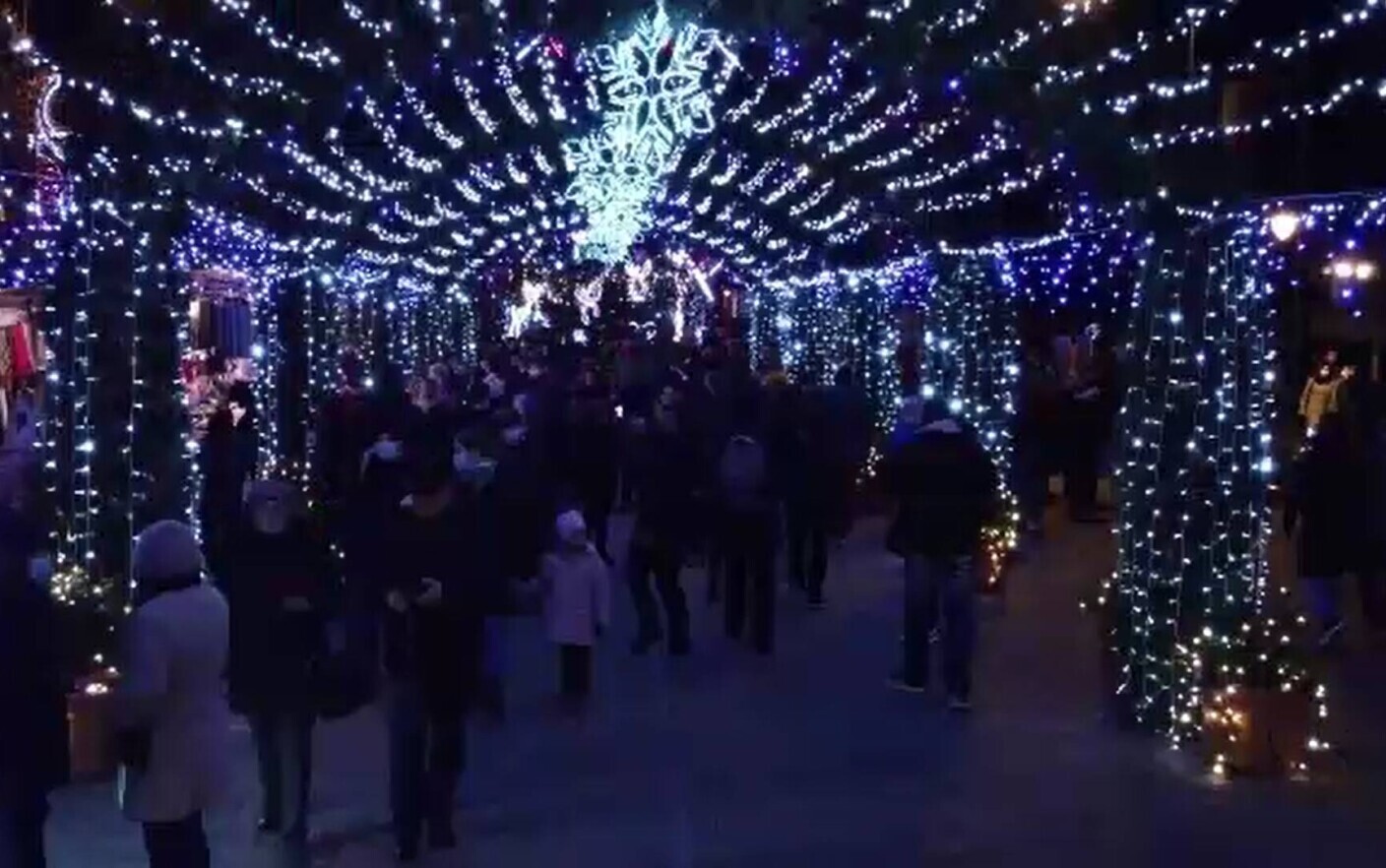 S au aprins luminițele festive în mai multe orașe Sute de oameni s au