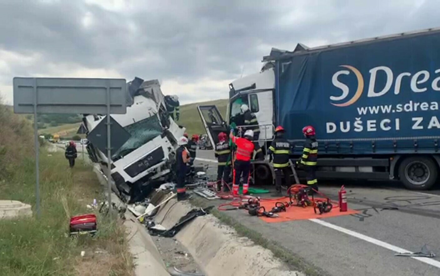 Accident Grav N Cluj Un Tir A Lovit O Ma In Care A Fost Apoi Izbit