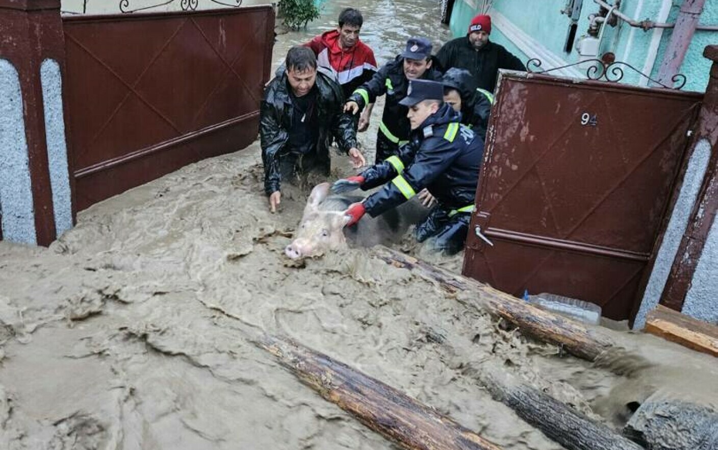 Doi metri și jumătate apa Prăpăd în țară după ce ploile torențiale