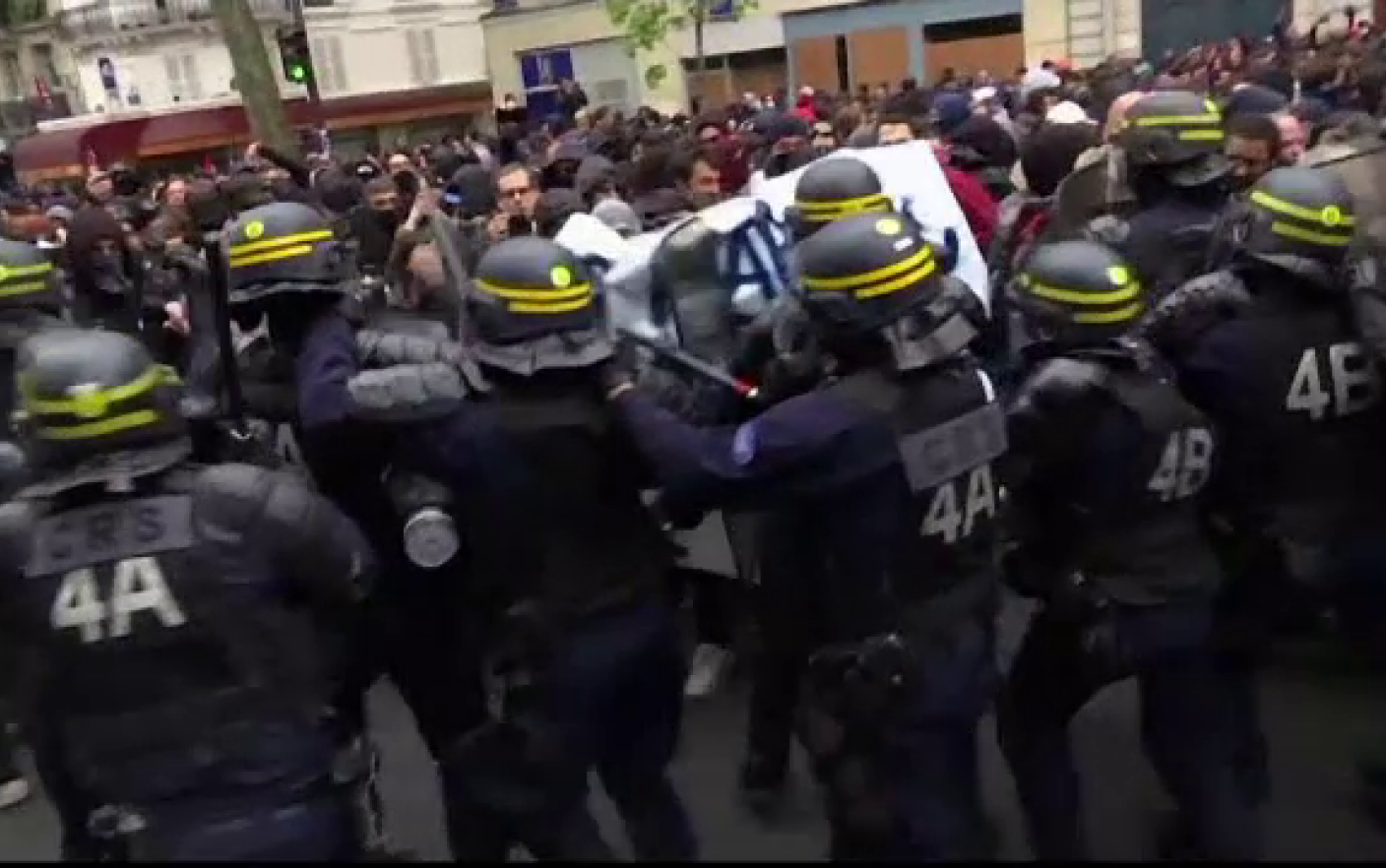 Mii De Oameni Au Protestat La Paris Fata De Alegerea Lui Macron S Au