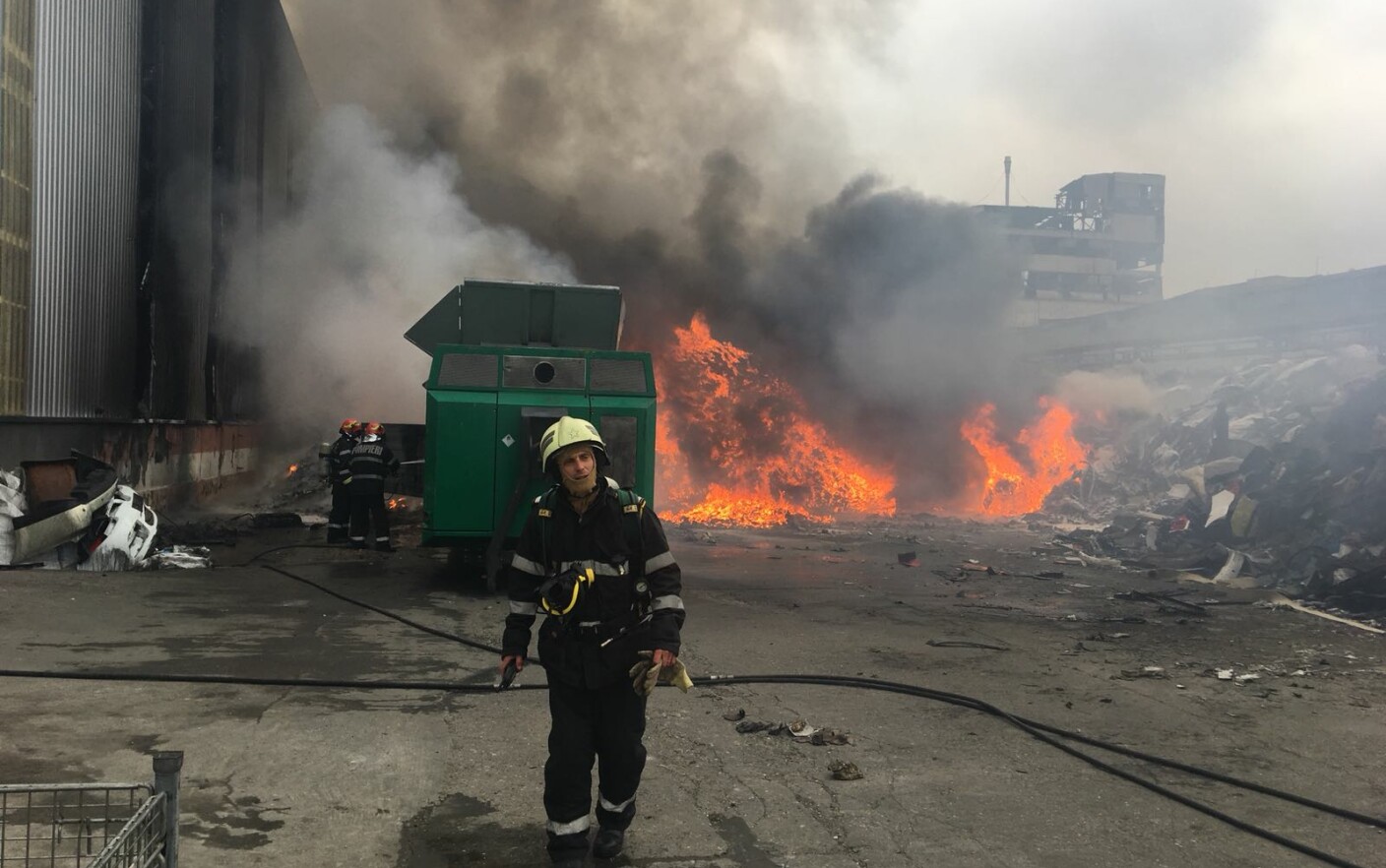 Incendiu Violent La Un Depozit De Materiale Plastice De Tone De