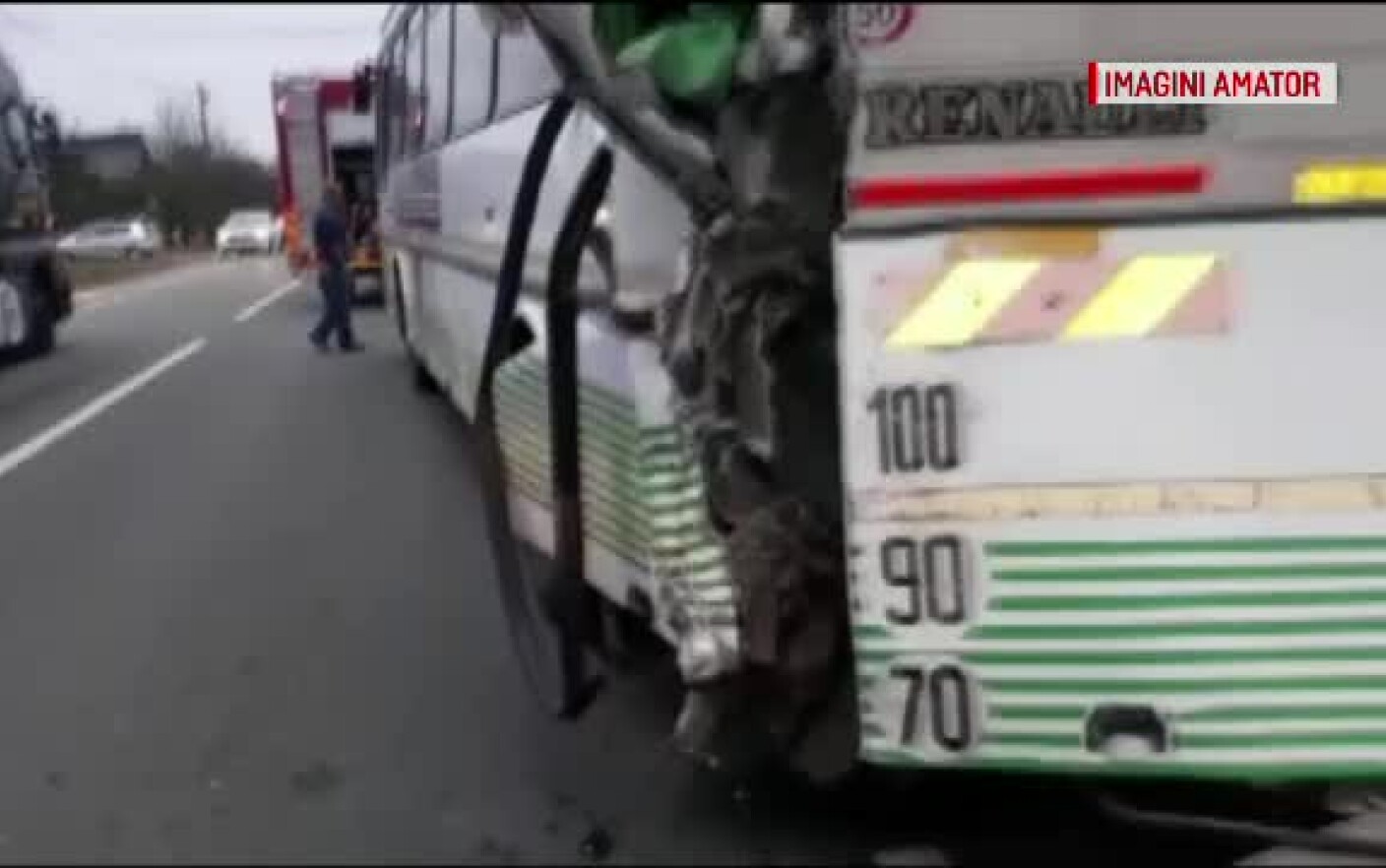 Opt oameni au fost răniți după ce două autobuze pline cu muncitori s au