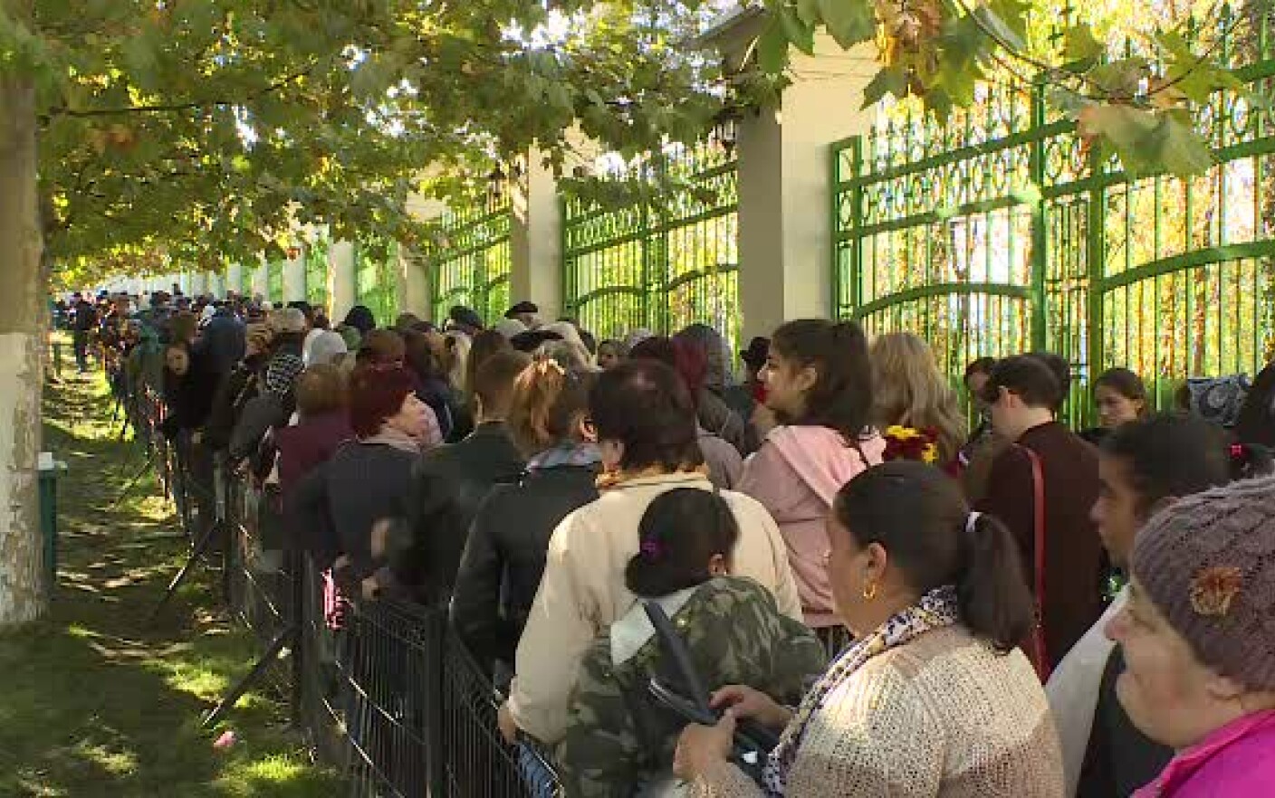 Pelerinaj Cu Zeci De Mii De Oameni De Sf Dumitru La Patriarhie