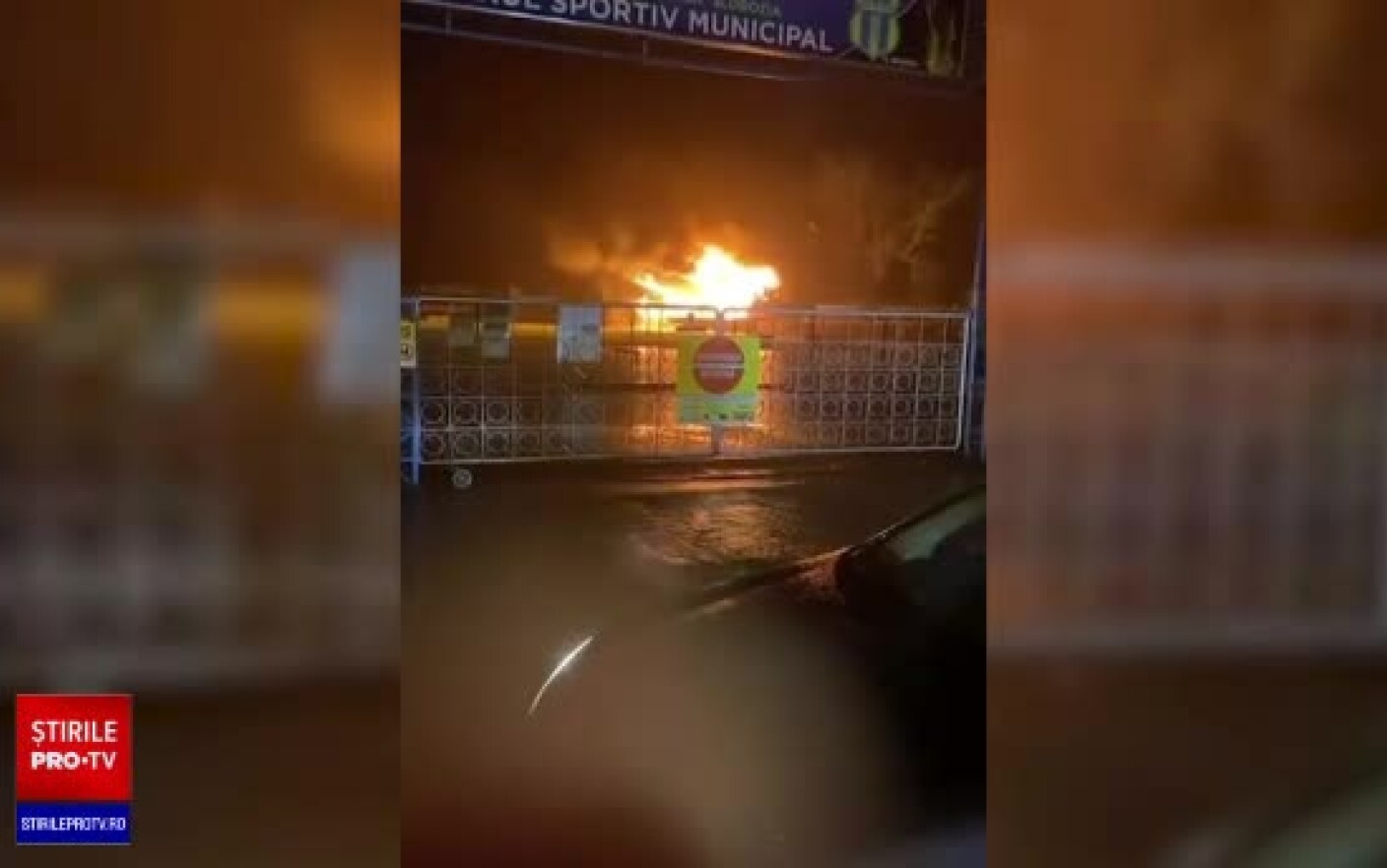 Video Stadionul din Slobozia a luat foc după ce a fost lovit de