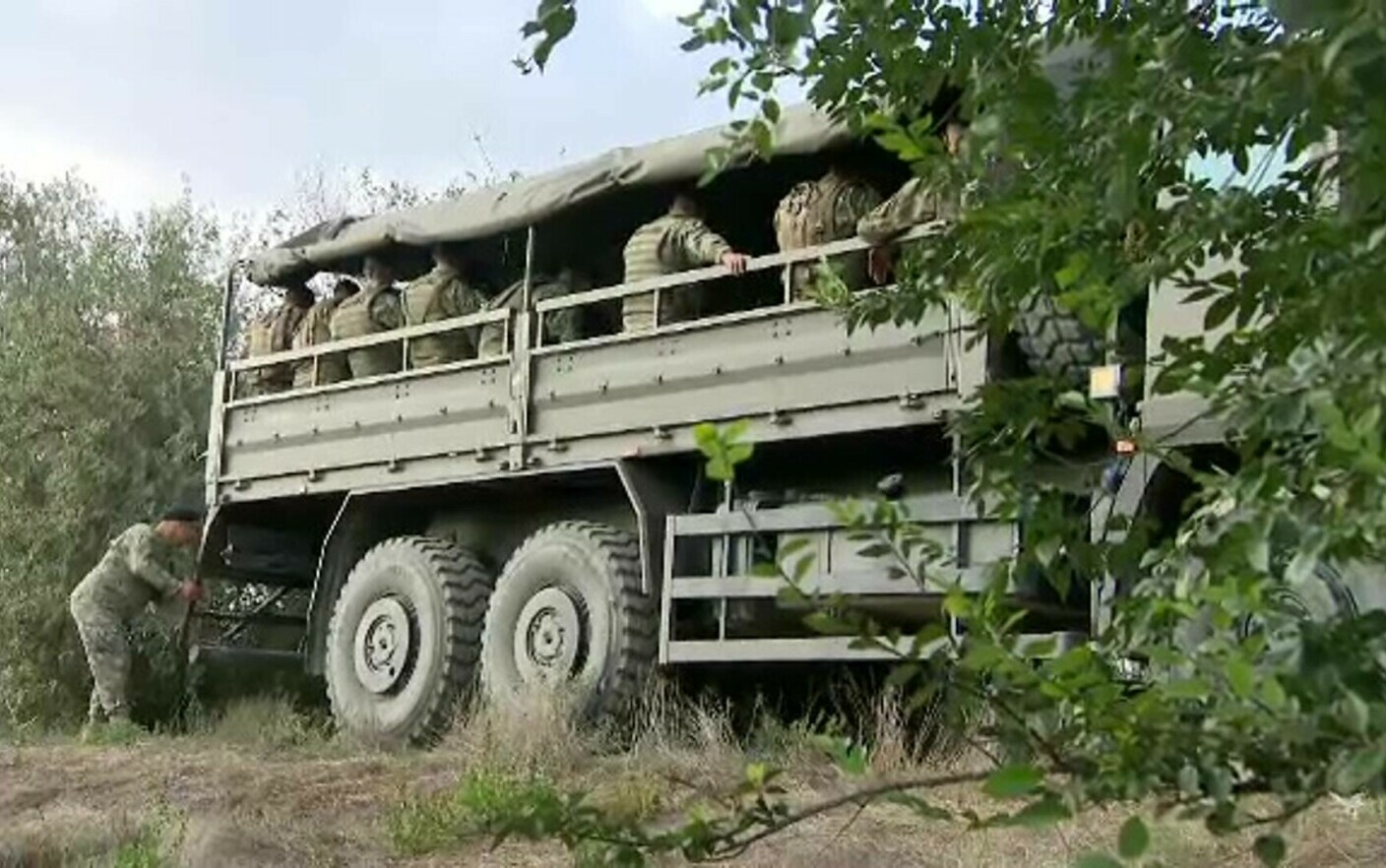 Zeci de militari caută rămășițele dronei care a căzut în localitatea