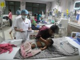 copii bolnavi in spitalul din Gorakhpur copii bolnavi in spitalul din Gorakhpur