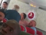 Pasager batut in avion Pasager batut in avion