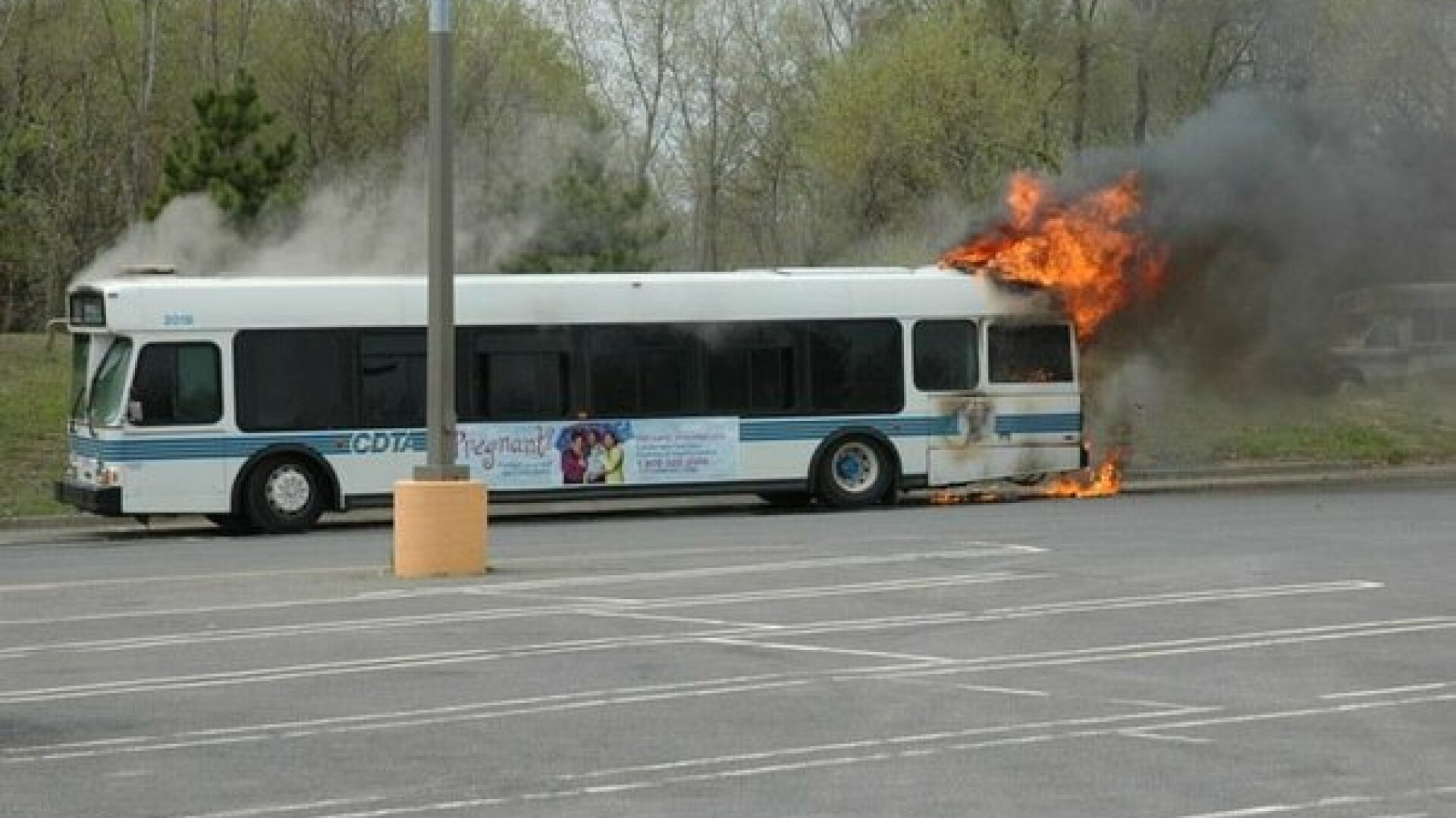 Torta pe roti Un autobuz a luat foc in mers Știrile ProTV