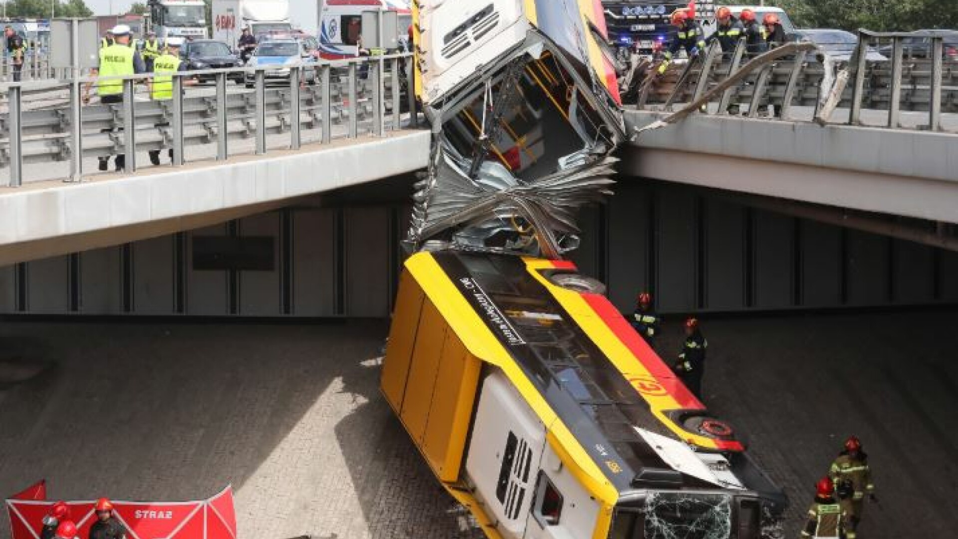 VIDEO Un autobuz plin cu oameni a căzut de pe un pod în Varșovia Cel