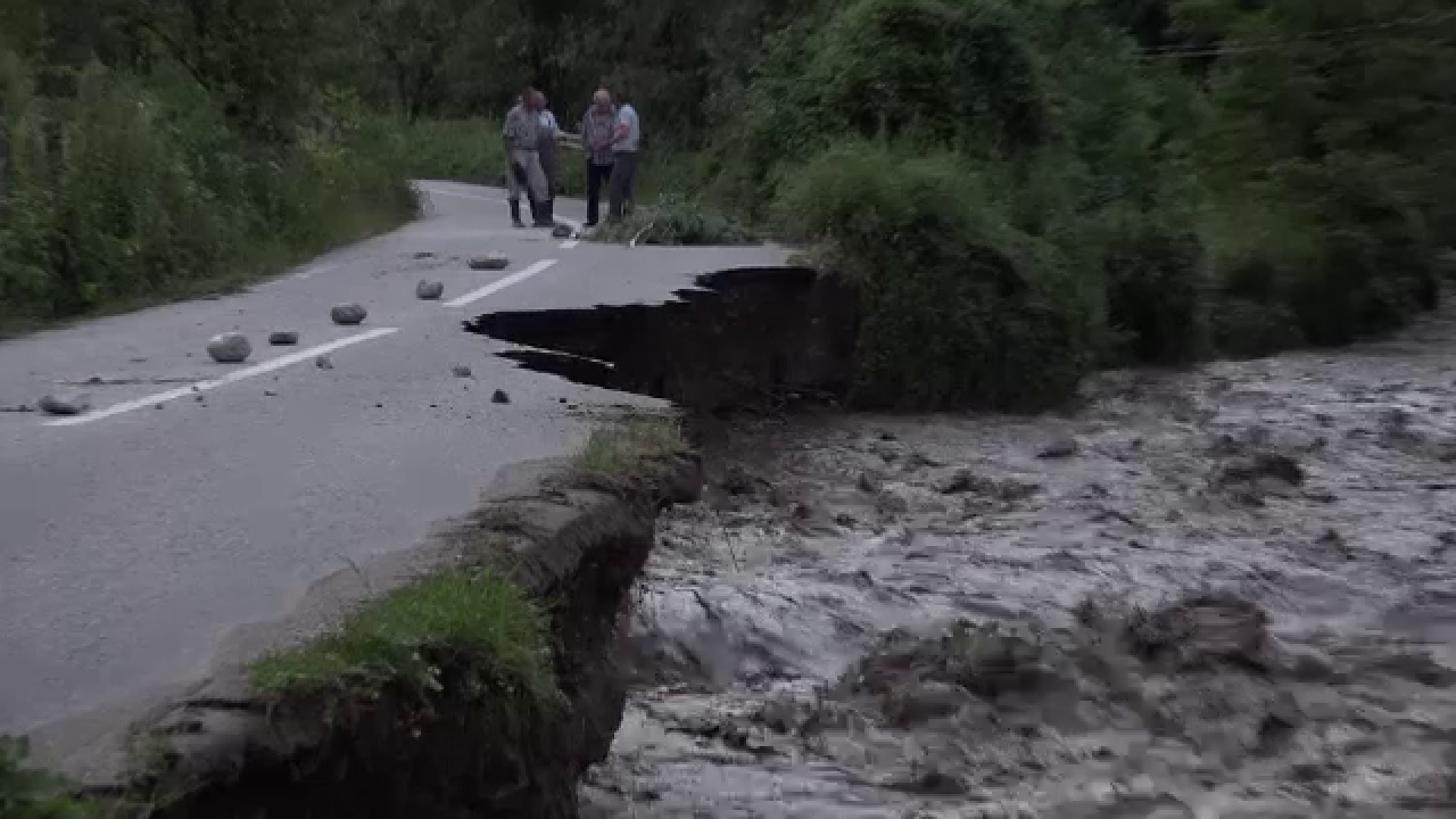 Ploile au făcut ravagii în țară O porțiune dintr un drum județean din