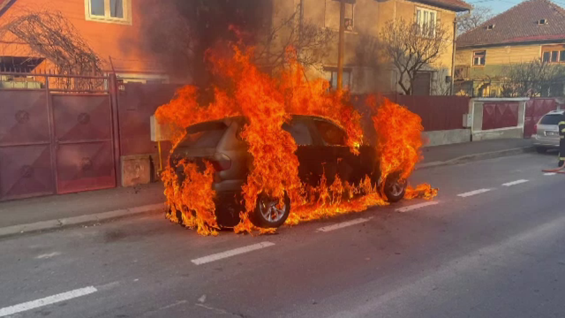 O mașină parcată a ars ca o torță în Brașov Din vehicul nu a mai rămas