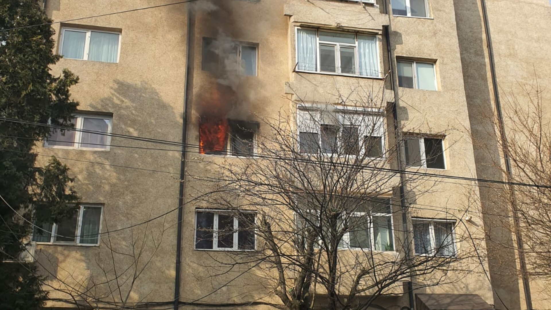 Incendiu puternic la un bloc din Constanța Locatarii au fost evacuați