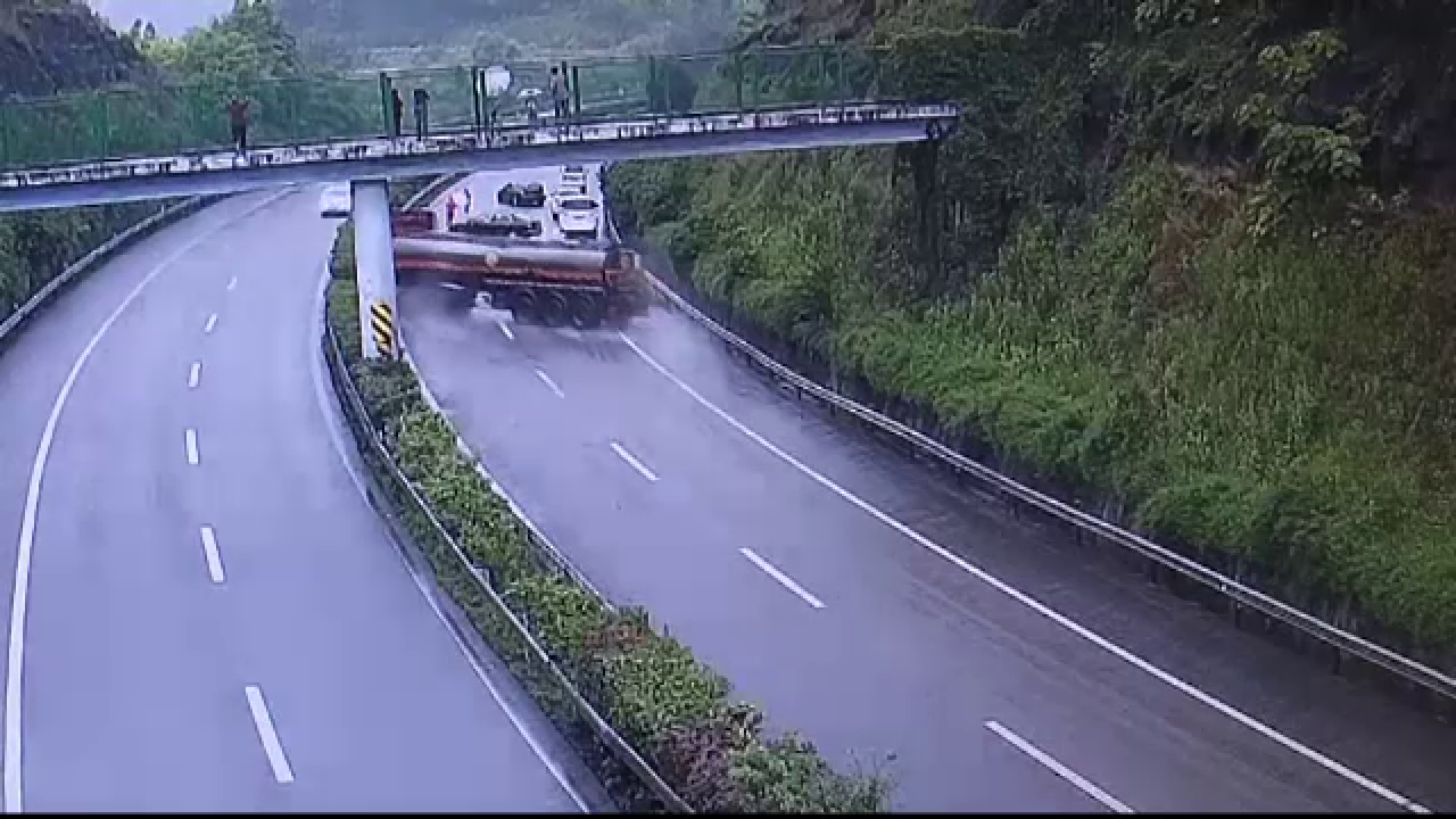 Un Camion Cisterna S A Rasturnat Peste Cateva Masini In Trafic Din