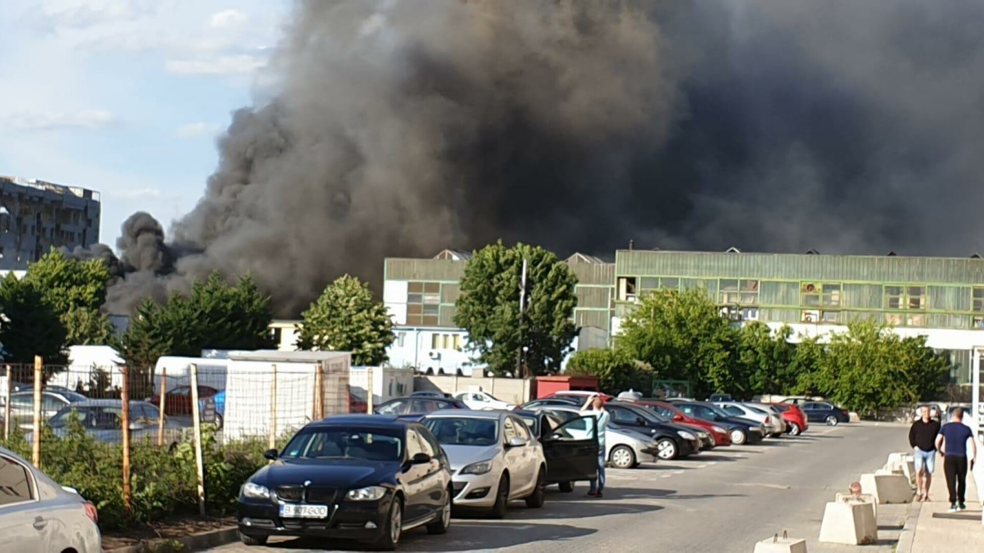 VIDEO Incendiu cu degajări mari de fum în Bucureşti A fost emisă