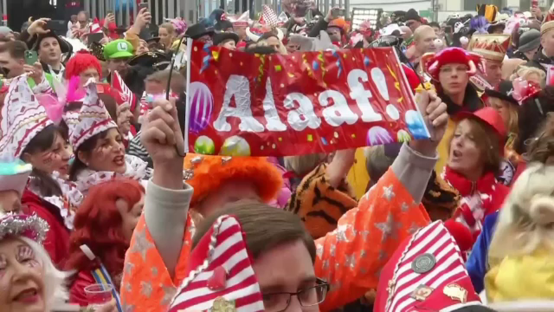 Mii de oameni au cântat şi au dansat la carnval în orașul german Koln