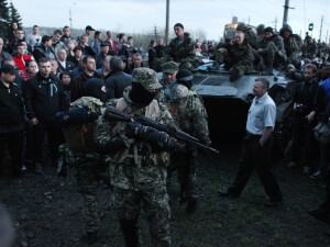 Activist pro-rus inarmat, in fata unui transportor blindat ucrainean, in orasul Kramatorsk Activist pro-rus inarmat, in fata unui transportor blindat ucrainean, in orasul Kramatorsk
