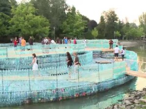 Timisoara are, in sfarsit, cel mai mare pod din lume, construit din pet-uri. Un singur pas pana la Cartea Recordurilor Timisoara are, in sfarsit, cel mai mare pod din lume, construit din pet-uri. Un singur pas pana la Cartea Recordurilor
