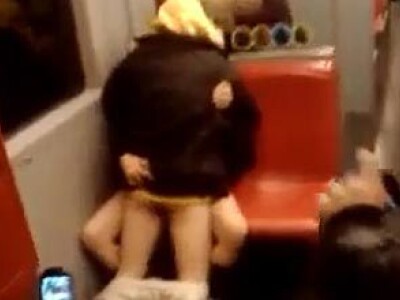 Indecenta totala! Fac sex in metrou, in vazul calatorilor! VIDEO Indecenta totala! Fac sex in metrou, in vazul calatorilor! VIDEO
