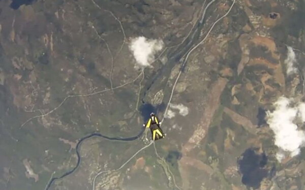 News | Un meteorite cade vicino ad un paracadutista, con 500 chilometri all'ora..