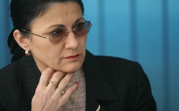 Andronescu, catre directorul unei scoli fara toalete : Andronescu, catre directorul unei scoli fara toalete :