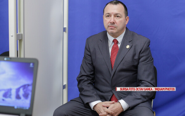Deputatul PSD Catalin Radulescu pozeaza pentru fotografia legitimatiei de deputat, in Bucuresti