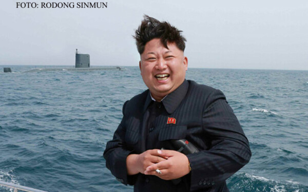Kim Jong Un la testul rachetei submarine Kim Jong Un la testul rachetei submarine