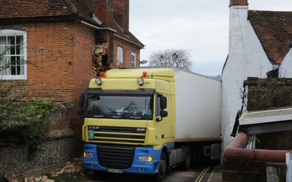 tir intepenit intre case, Anglia tir intepenit intre case, Anglia