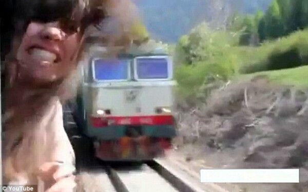 fata scoate capul pe geamul trenului