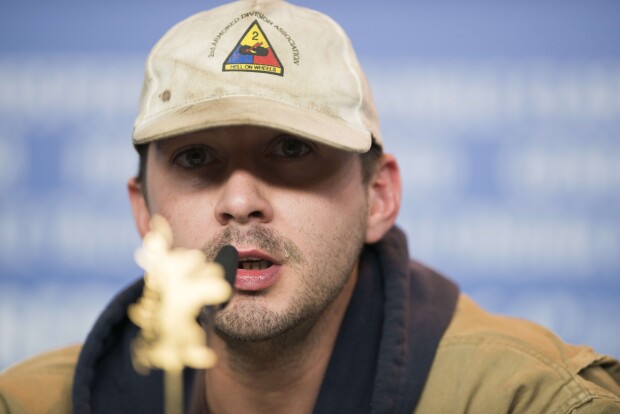 Shia LaBeouf, cu o punga pe cap pe covorul rosu la Berlin. 61464789