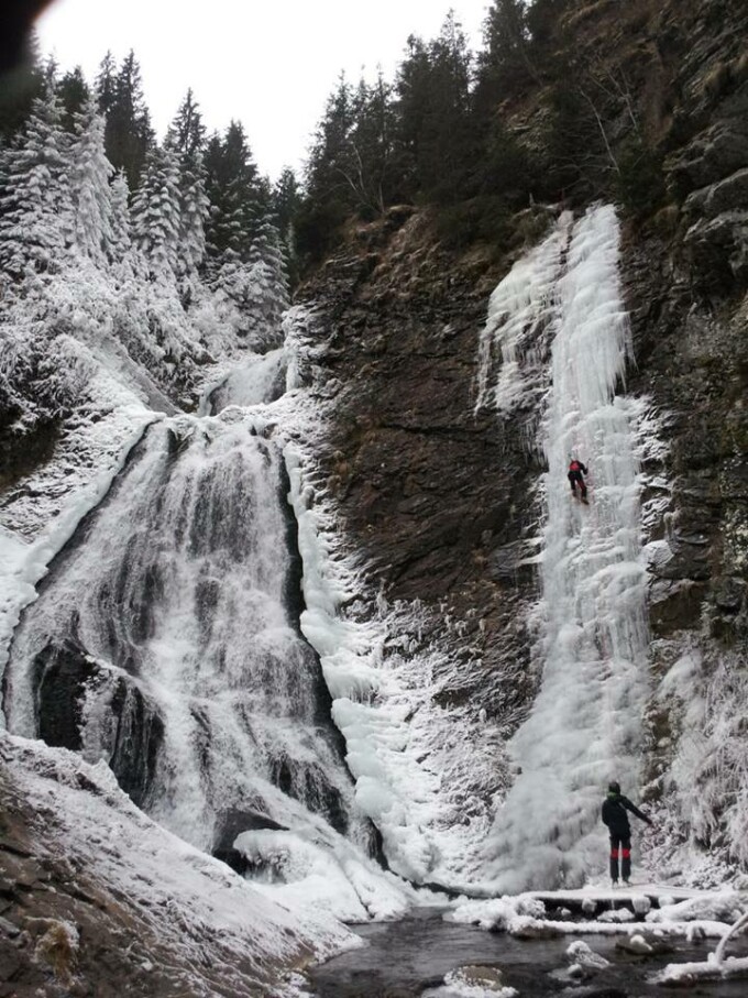 Escalada pe stanci inghetate in judetul Cluj. Festivalul peretilor de gheata are loc in weekend la Cascada Valul Miresei Escalada pe stanci inghetate in judetul Cluj. Festivalul peretilor de gheata are loc in weekend la Cascada Valul Miresei