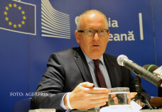 Prim-vicepresedintele Comisiei Europene, Frans Timmermans, sustine o conferinta de presa