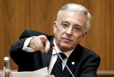Isarescu: Bucurestiul poate intra si maine in zona euro, dar trebuie sa intre si