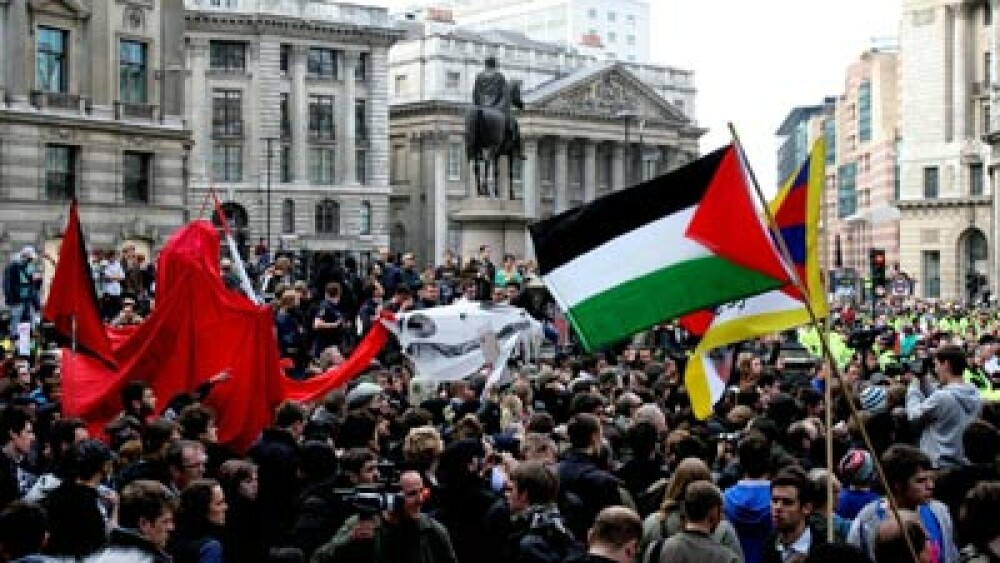 Mii de oameni protesteaza la Londra impotriva Summit-ului G20. Vezi IMAGINI - Imaginea 1