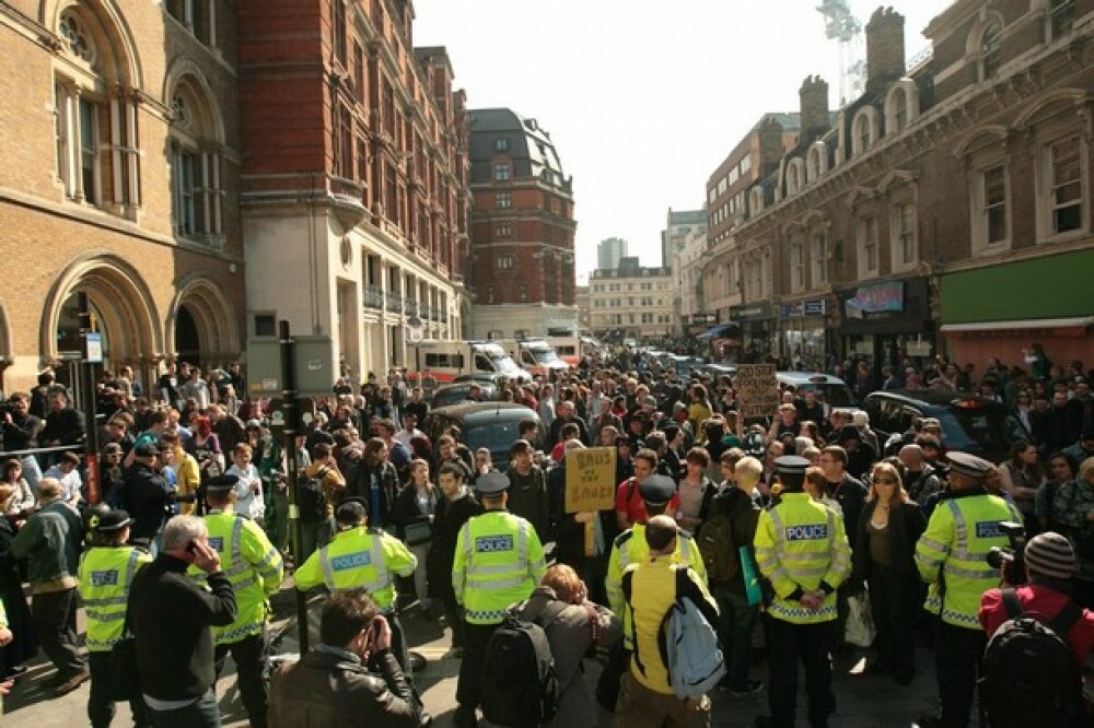 Mii de oameni protesteaza la Londra impotriva Summit-ului G20. Vezi IMAGINI - Imaginea 3