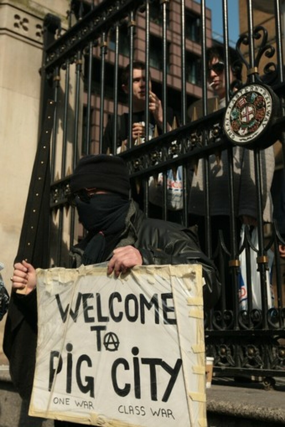 Mii de oameni protesteaza la Londra impotriva Summit-ului G20. Vezi IMAGINI - Imaginea 5