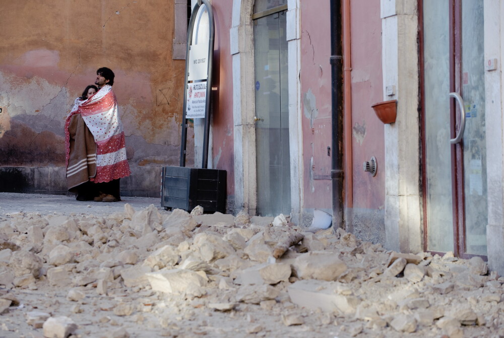 Cutremur puternic langa Roma, in Italia! Peste 150 de morti! - Imaginea 9