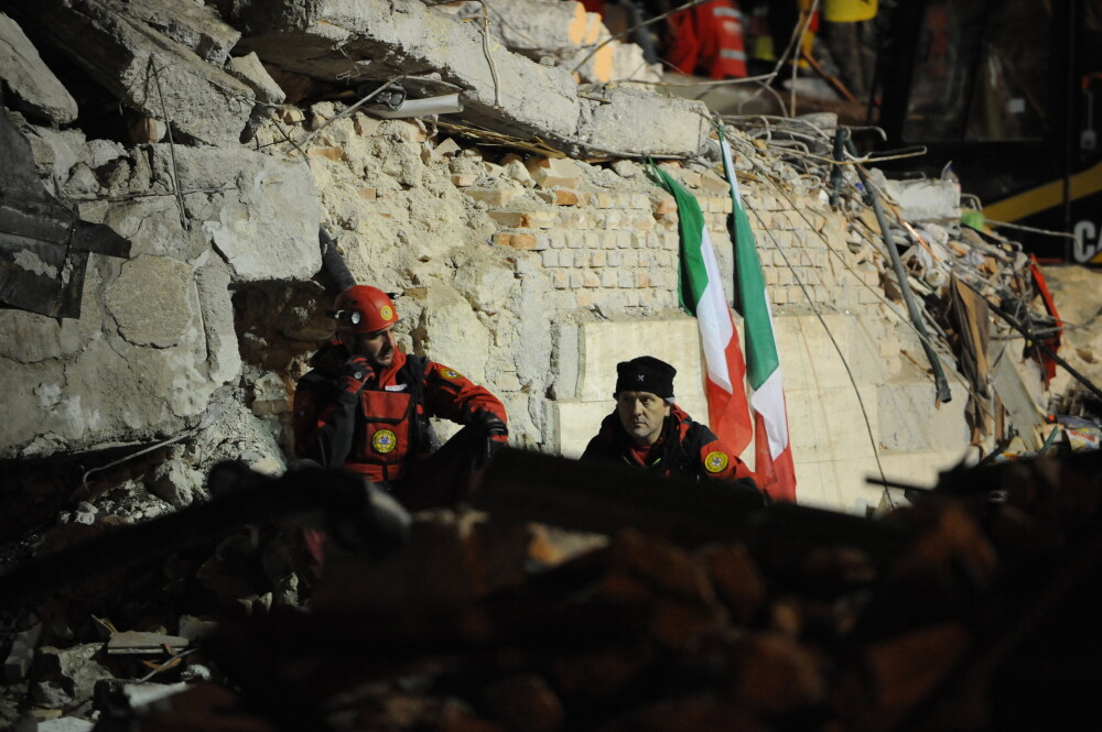 Seismul din Italia s-a soldat cu 278 morti! Cinci sunt romani - Imaginea 4