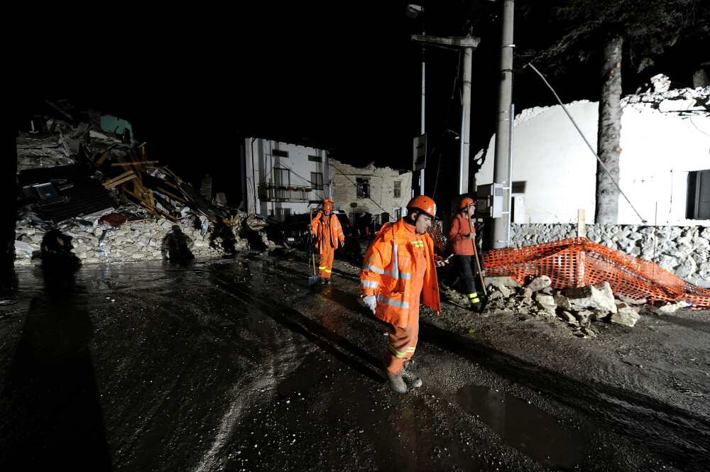 Seismul din Italia s-a soldat cu 278 morti! Cinci sunt romani - Imaginea 5