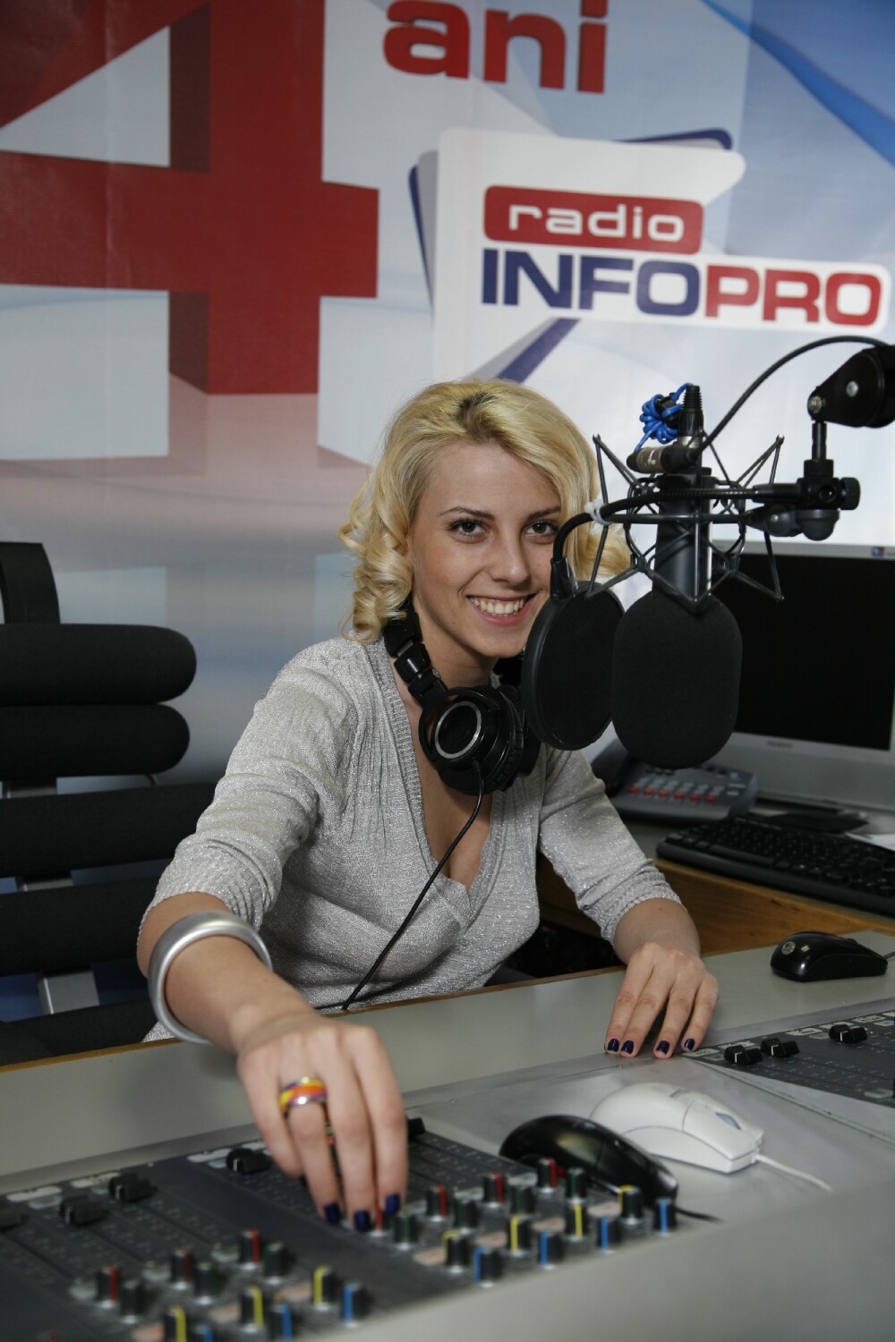 Alina Plugaru vrea sa faca un top al pozitiilor sexuale la Radio InfoPro! - Imaginea 2