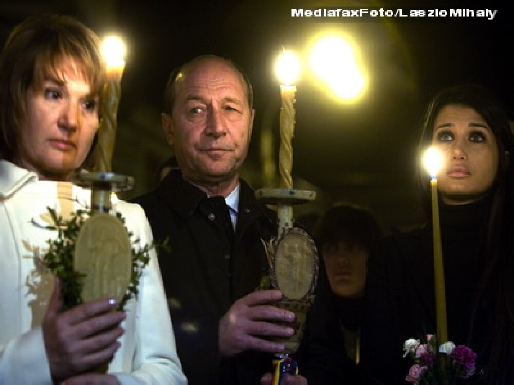 Familia Basescu a luat lumina de inviere de la Miercurea Ciuc - Imaginea 2