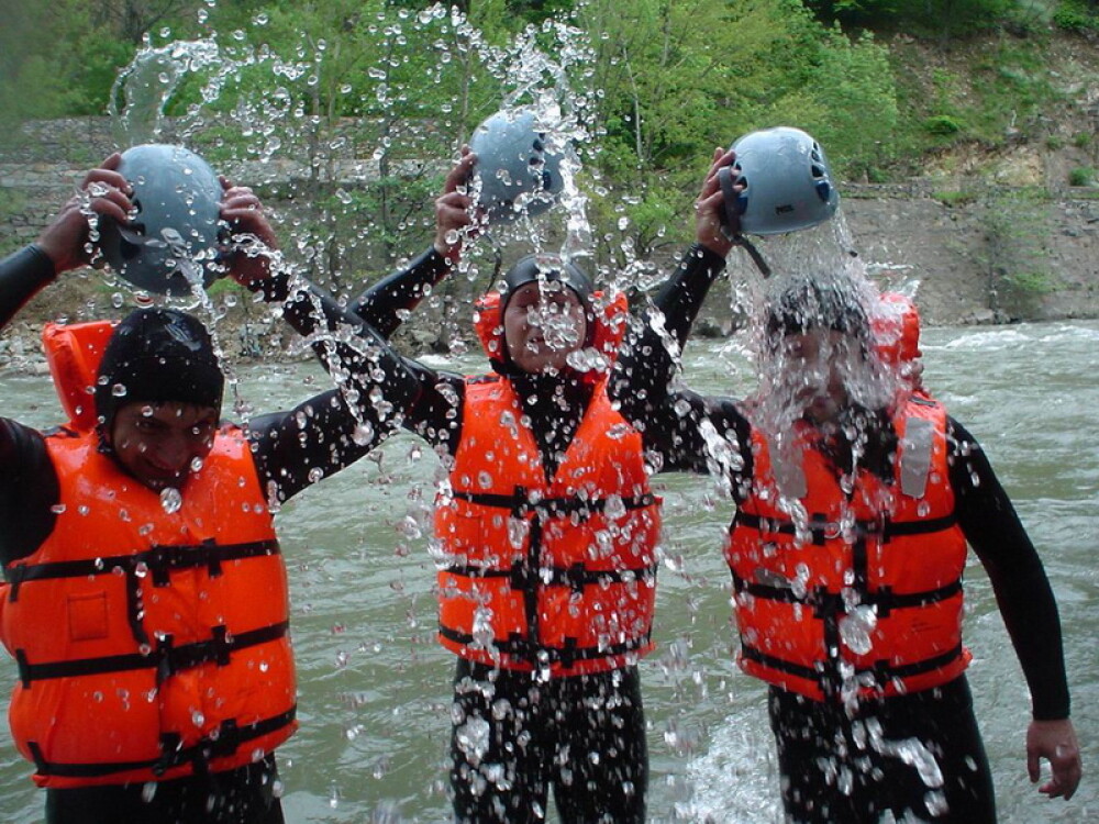 Ai chef de adrenalina? Se redeschide sezonul de rafting in Romania - Imaginea 2