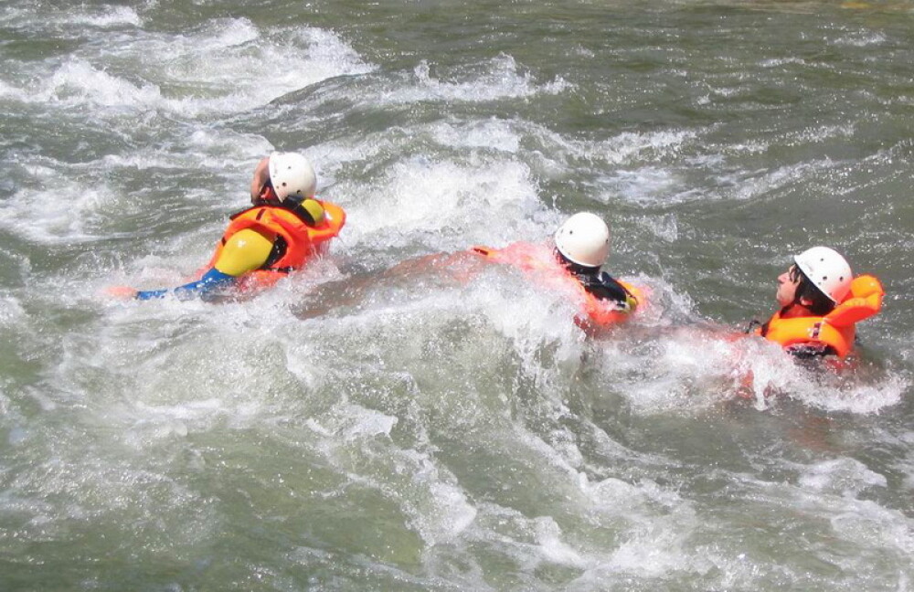 Ai chef de adrenalina? Se redeschide sezonul de rafting in Romania - Imaginea 10
