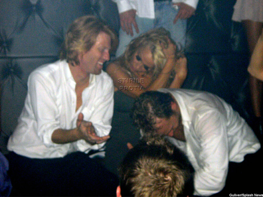 Mult alcool si atingeri indecente! Asa se distreaza Pamela Anderson - Imaginea 3