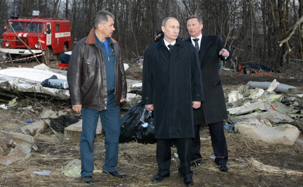 Putin si fratele presedintelui Kaczynski, la locul tragediei aviatice - Imaginea 5