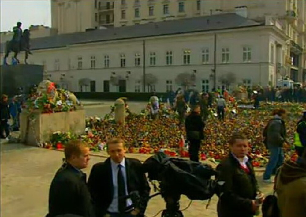 Minutele tacerii in fata Palatului prezidential din Varsovia! - Imaginea 3