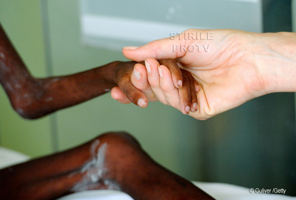 NO COMMENT! Imaginea zilei: Demi Moore si un orfan din Haiti! - Imaginea 4