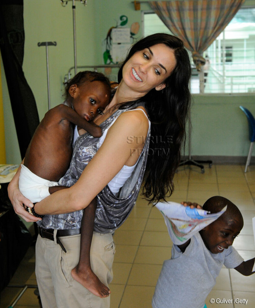 NO COMMENT! Imaginea zilei: Demi Moore si un orfan din Haiti! - Imaginea 3