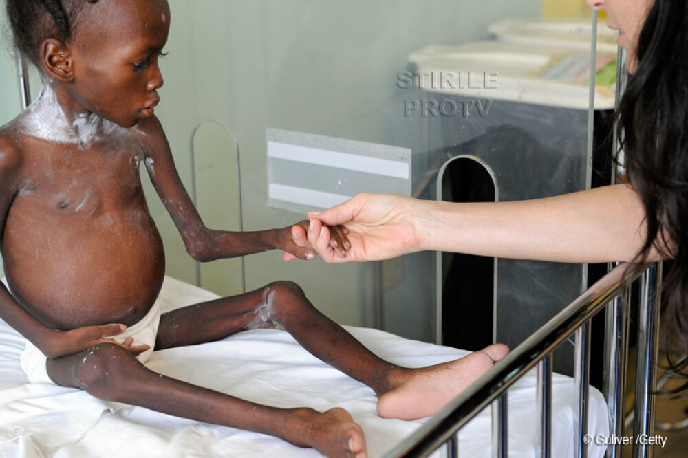 NO COMMENT! Imaginea zilei: Demi Moore si un orfan din Haiti! - Imaginea 2