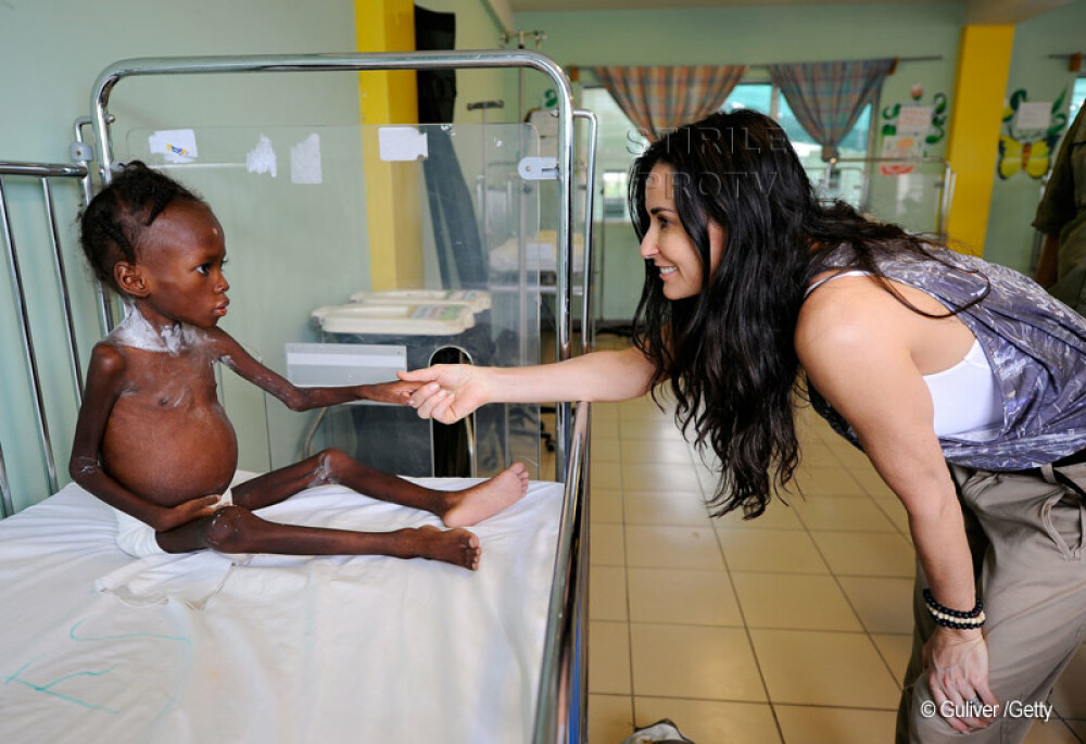NO COMMENT! Imaginea zilei: Demi Moore si un orfan din Haiti! - Imaginea 1